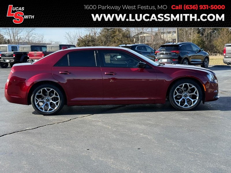 Chrysler 300 Vehicle Full-screen Gallery Image 01