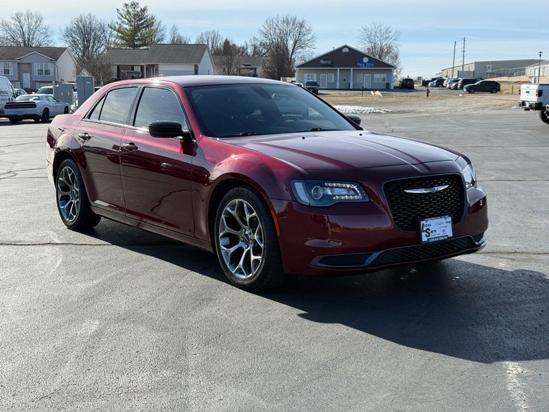 Chrysler 300 Vehicle Full-screen Gallery Image 02