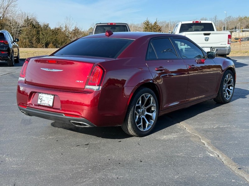 Chrysler 300 Vehicle Full-screen Gallery Image 03