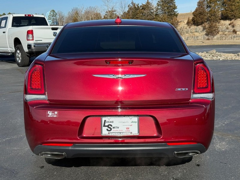 Chrysler 300 Vehicle Full-screen Gallery Image 05