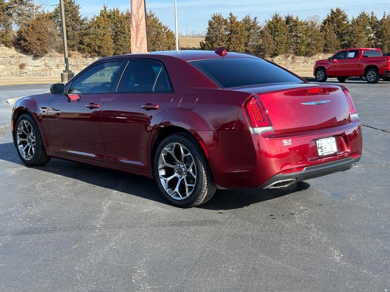 Chrysler 300 Vehicle Full-screen Gallery Image 06