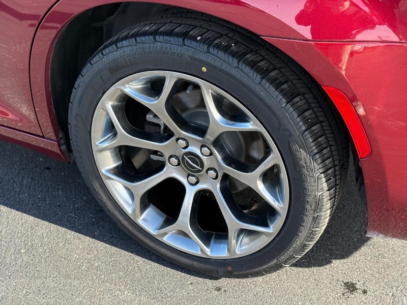 Chrysler 300 Vehicle Full-screen Gallery Image 07