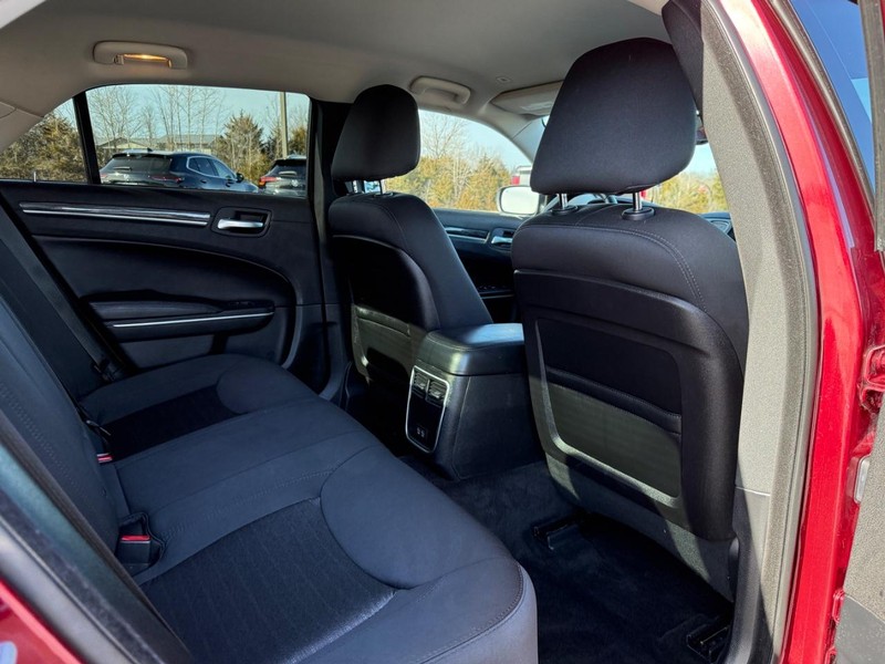 Chrysler 300 Vehicle Full-screen Gallery Image 10