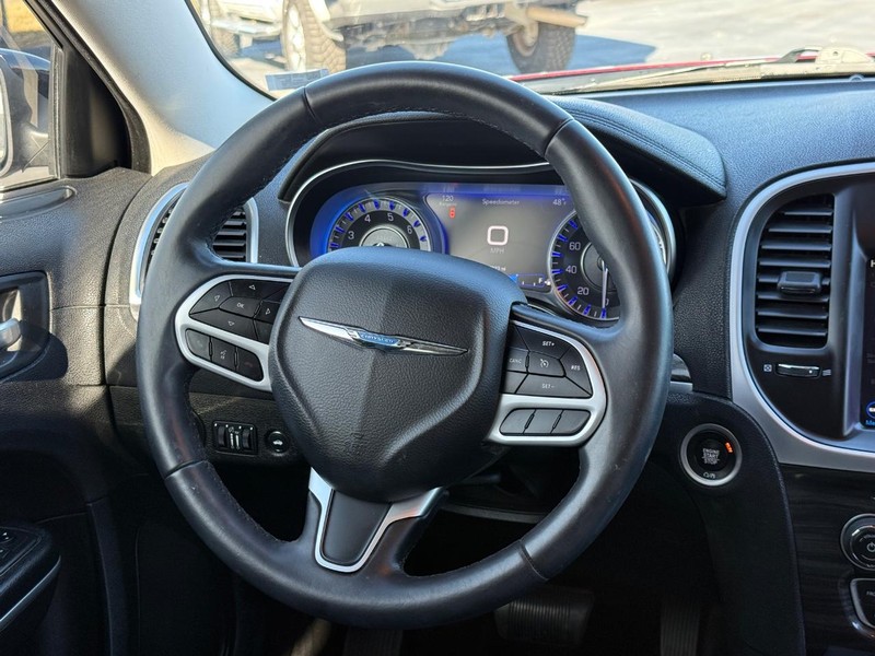 Chrysler 300 Vehicle Full-screen Gallery Image 12