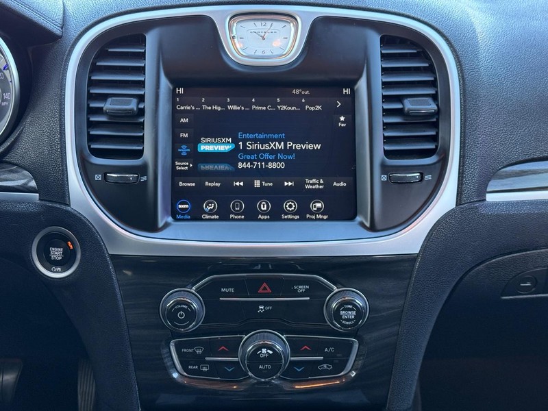 Chrysler 300 Vehicle Full-screen Gallery Image 13