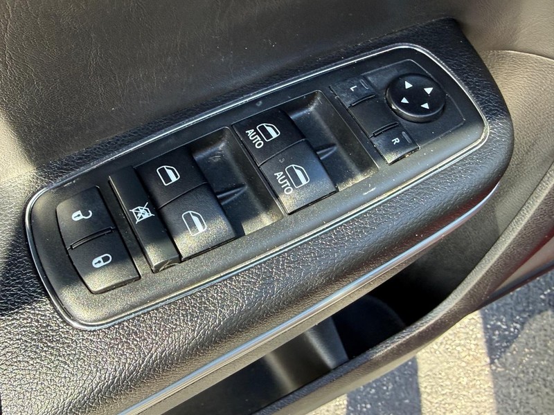 Chrysler 300 Vehicle Full-screen Gallery Image 14