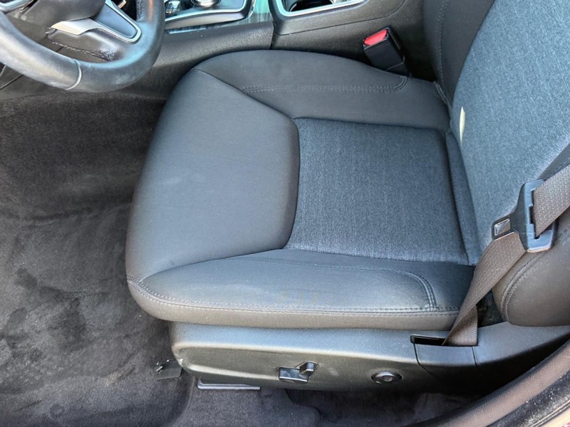 Chrysler 300 Vehicle Full-screen Gallery Image 15