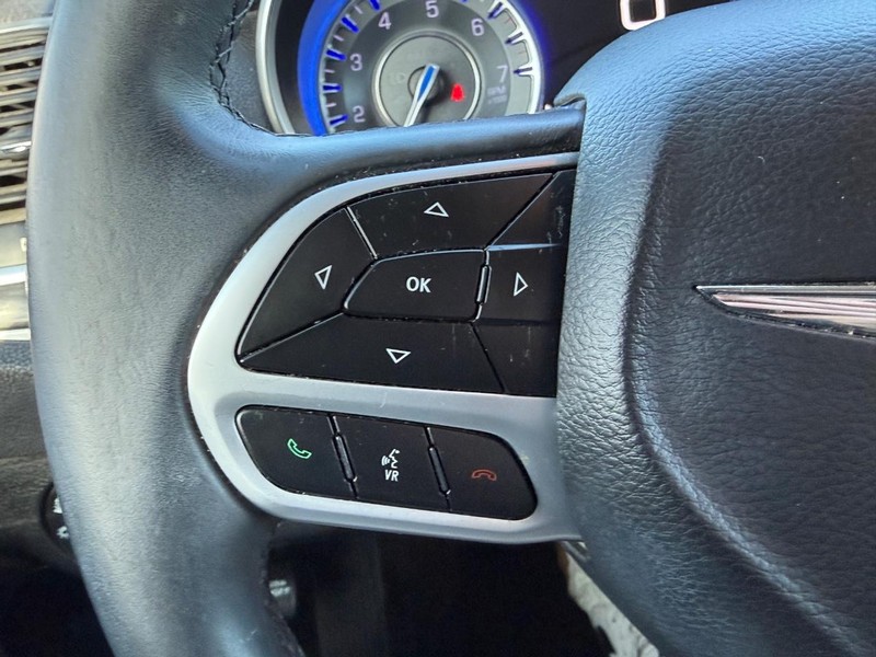 Chrysler 300 Vehicle Full-screen Gallery Image 16