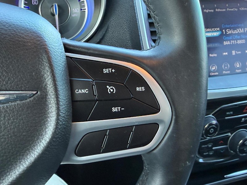 Chrysler 300 Vehicle Full-screen Gallery Image 17