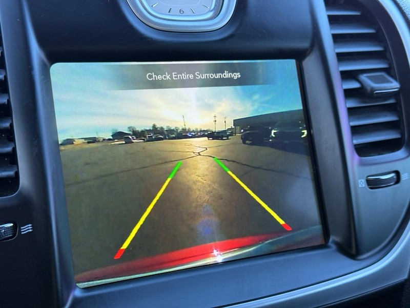 Chrysler 300 Vehicle Full-screen Gallery Image 20