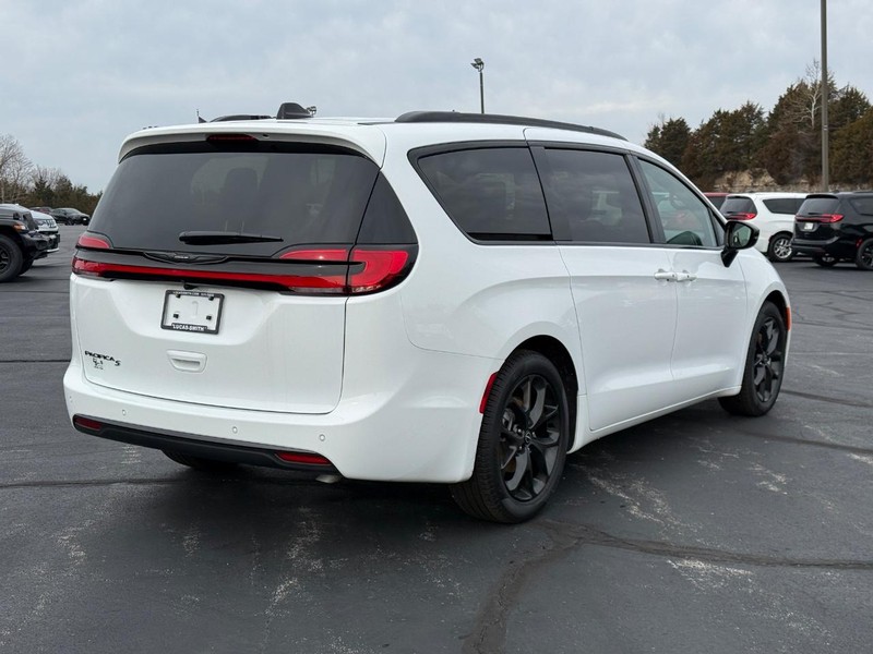 Chrysler Pacifica Vehicle Full-screen Gallery Image 3