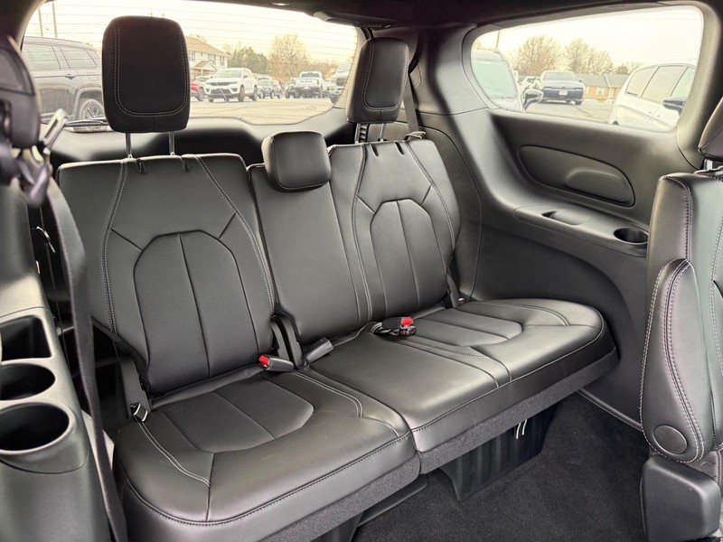 Chrysler Pacifica Vehicle Full-screen Gallery Image 5