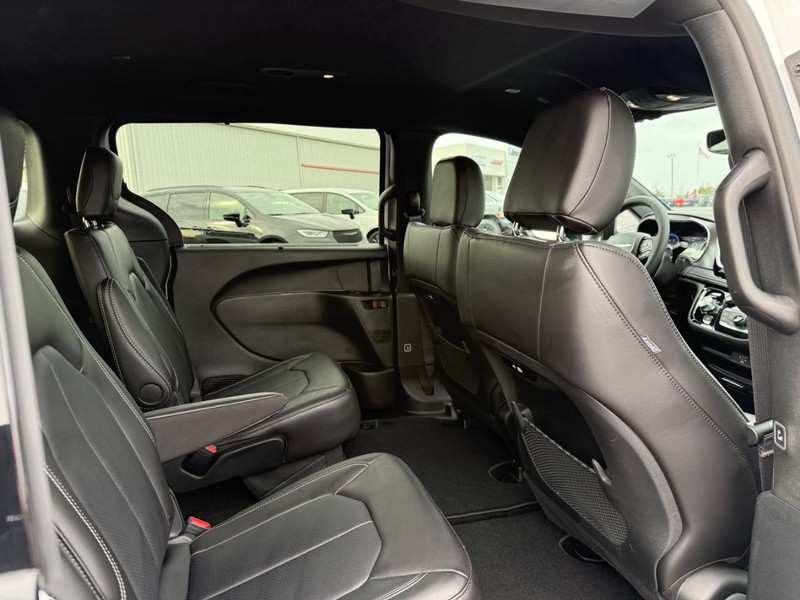 Chrysler Pacifica Vehicle Full-screen Gallery Image 6