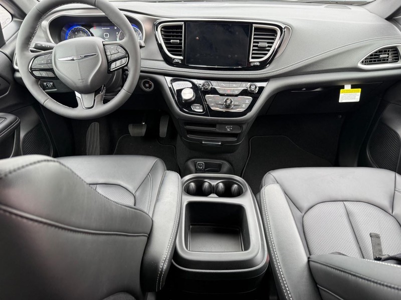 Chrysler Pacifica Vehicle Full-screen Gallery Image 7