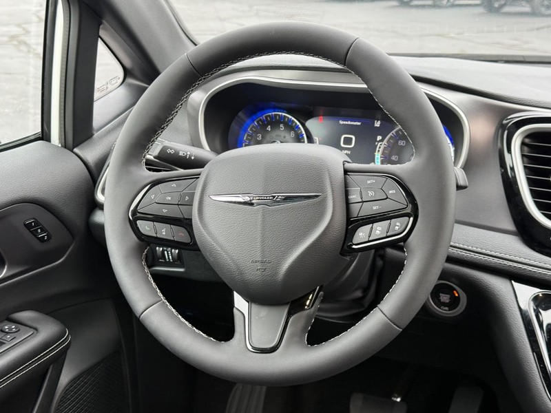 Chrysler Pacifica Vehicle Full-screen Gallery Image 8