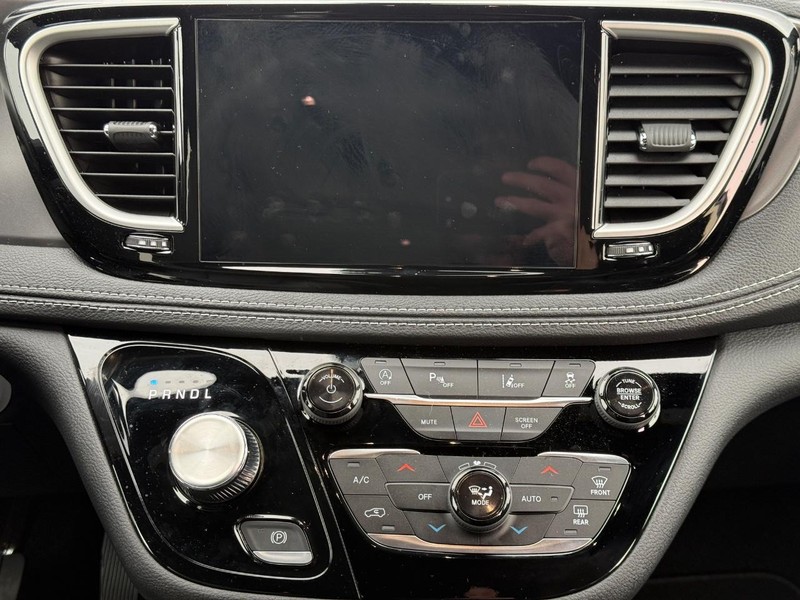 Chrysler Pacifica Vehicle Full-screen Gallery Image 9