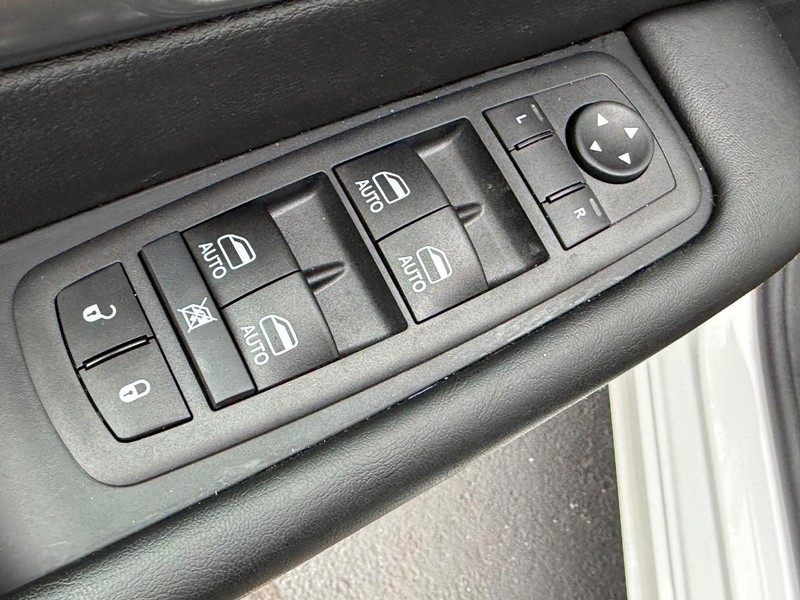 Chrysler Pacifica Vehicle Full-screen Gallery Image 10