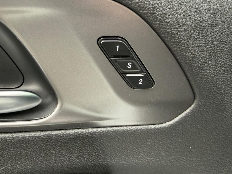 Chrysler Pacifica Vehicle Full-screen Gallery Image 11
