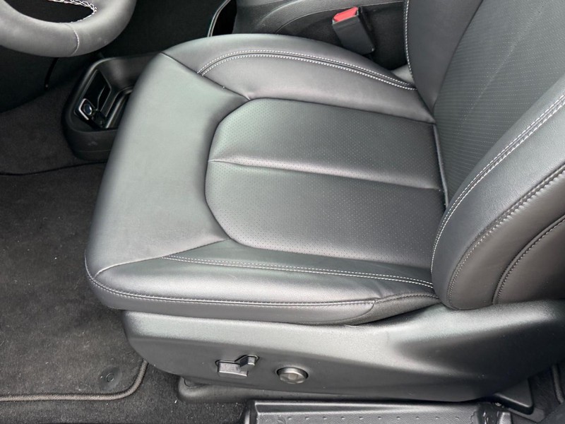 Chrysler Pacifica Vehicle Full-screen Gallery Image 12