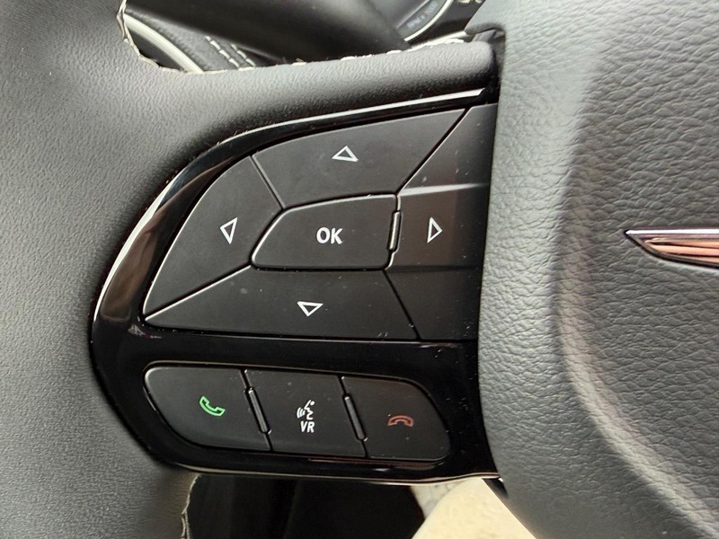 Chrysler Pacifica Vehicle Full-screen Gallery Image 13