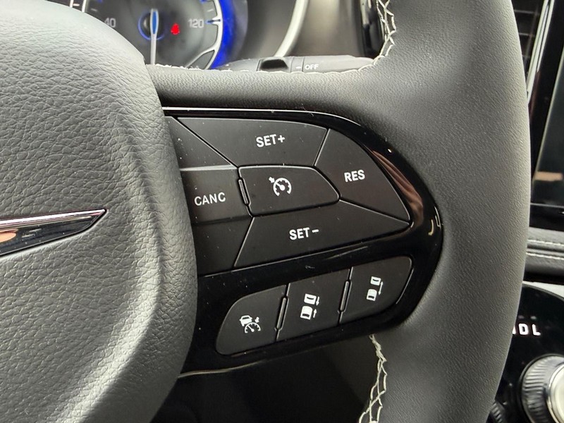 Chrysler Pacifica Vehicle Full-screen Gallery Image 14