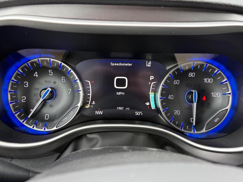 Chrysler Pacifica Vehicle Full-screen Gallery Image 15