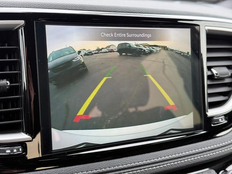 Chrysler Pacifica Vehicle Full-screen Gallery Image 16