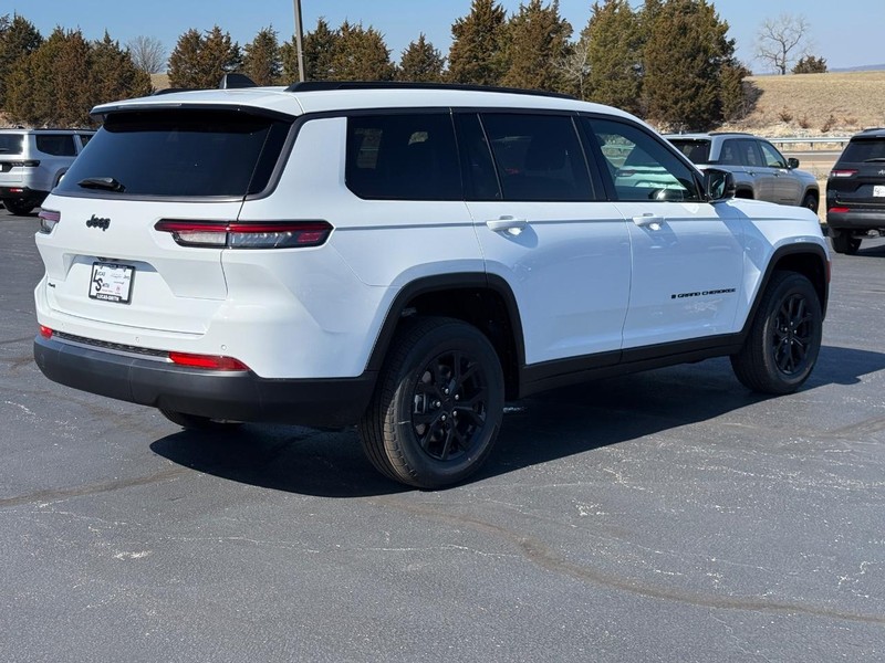 Jeep Grand Cherokee L Vehicle Full-screen Gallery Image 3