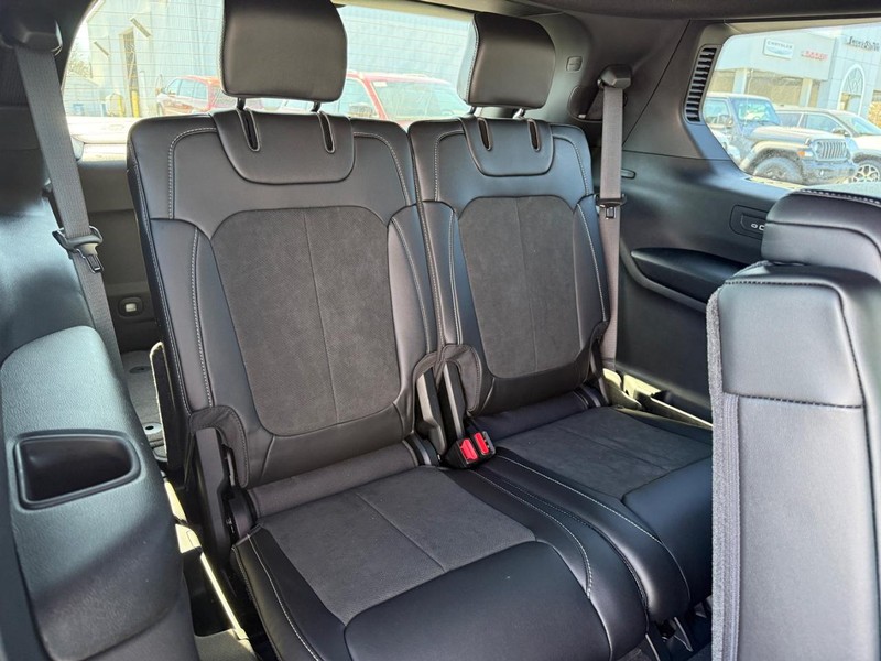 Jeep Grand Cherokee L Vehicle Full-screen Gallery Image 5