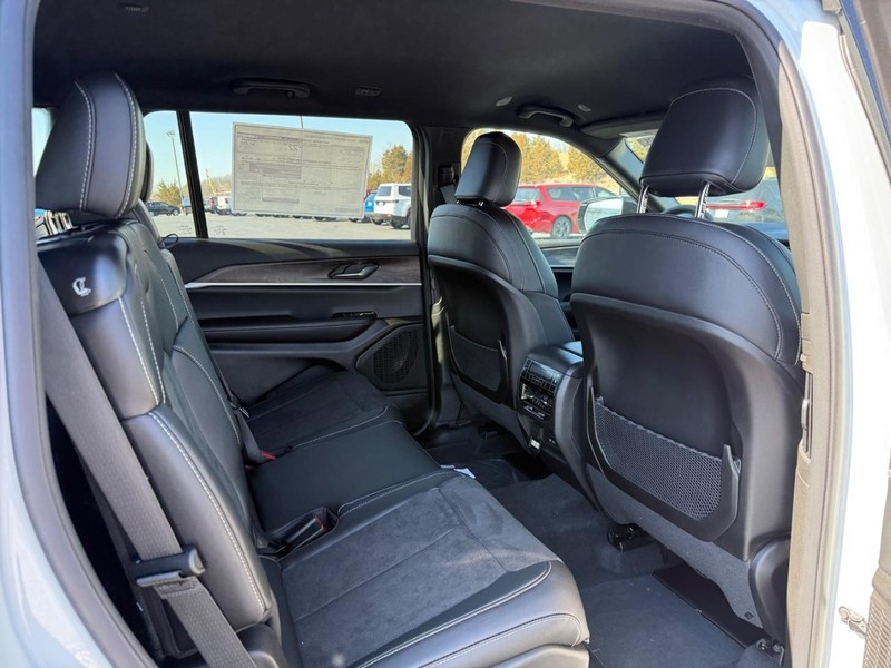 Jeep Grand Cherokee L Vehicle Full-screen Gallery Image 6