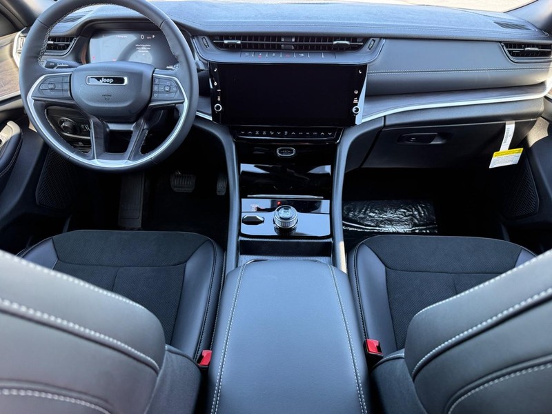 Jeep Grand Cherokee L Vehicle Full-screen Gallery Image 7