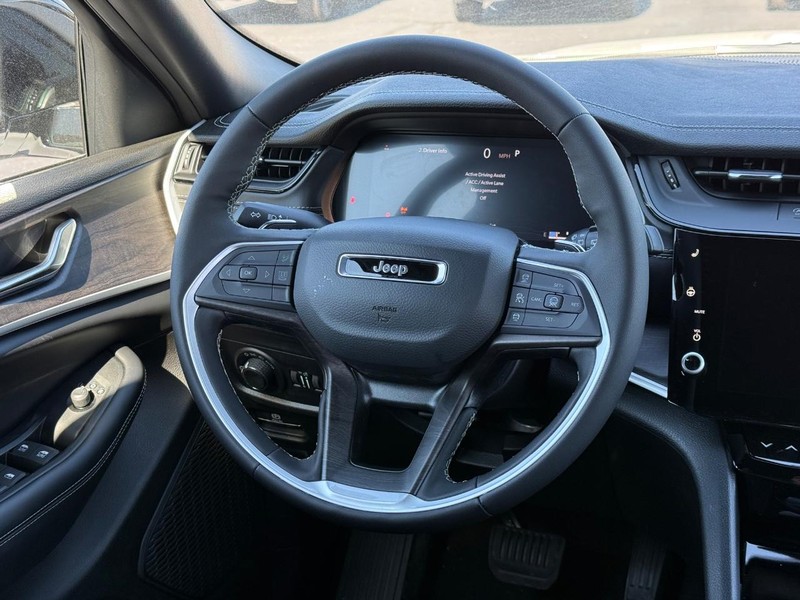 Jeep Grand Cherokee L Vehicle Full-screen Gallery Image 8