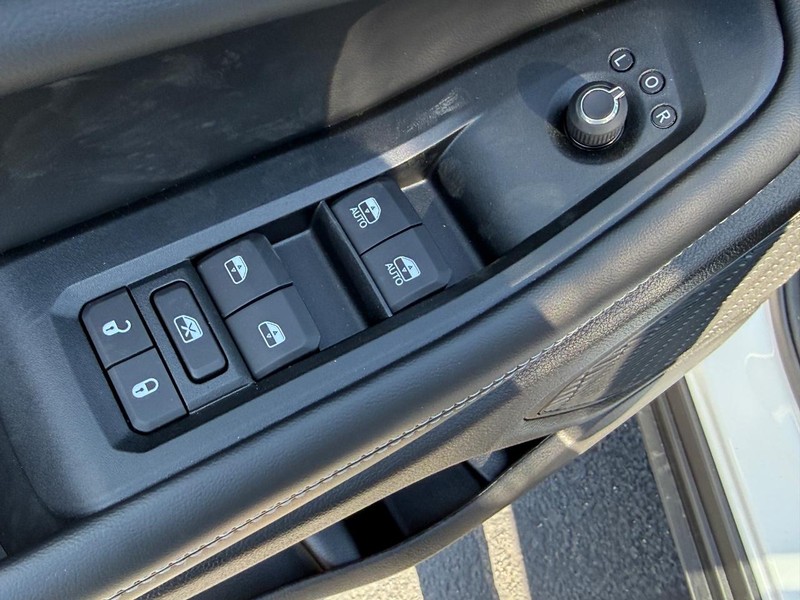 Jeep Grand Cherokee L Vehicle Full-screen Gallery Image 10