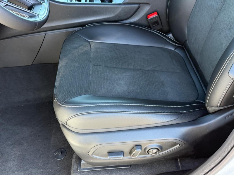 Jeep Grand Cherokee L Vehicle Full-screen Gallery Image 11