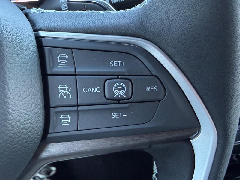 Jeep Grand Cherokee L Vehicle Full-screen Gallery Image 13