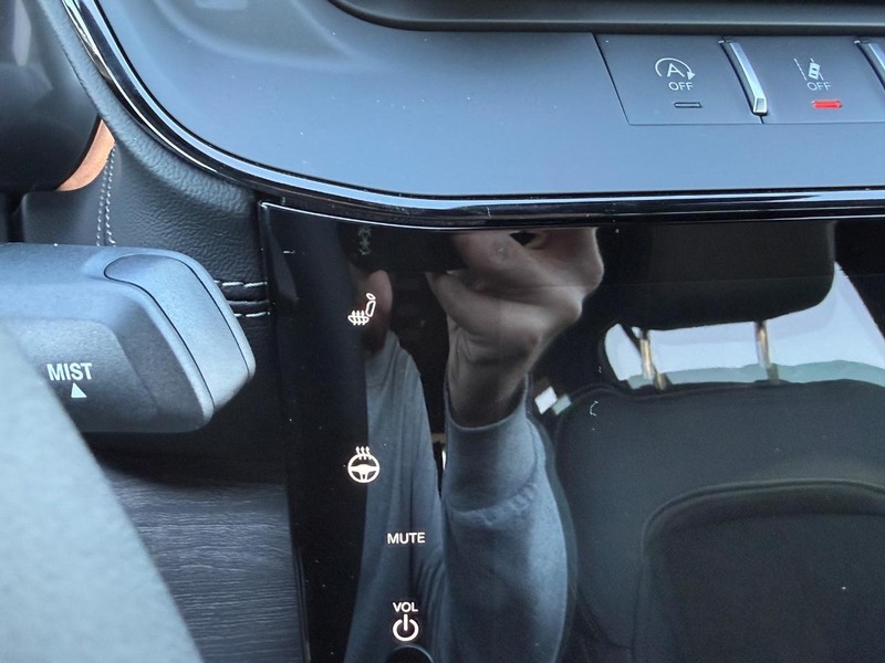 Jeep Grand Cherokee L Vehicle Full-screen Gallery Image 15