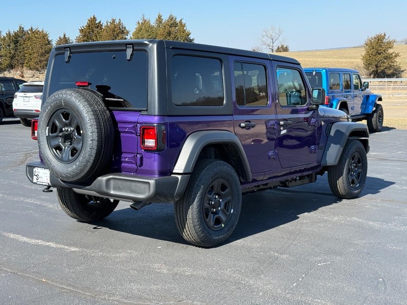 Jeep Wrangler Vehicle Full-screen Gallery Image 3