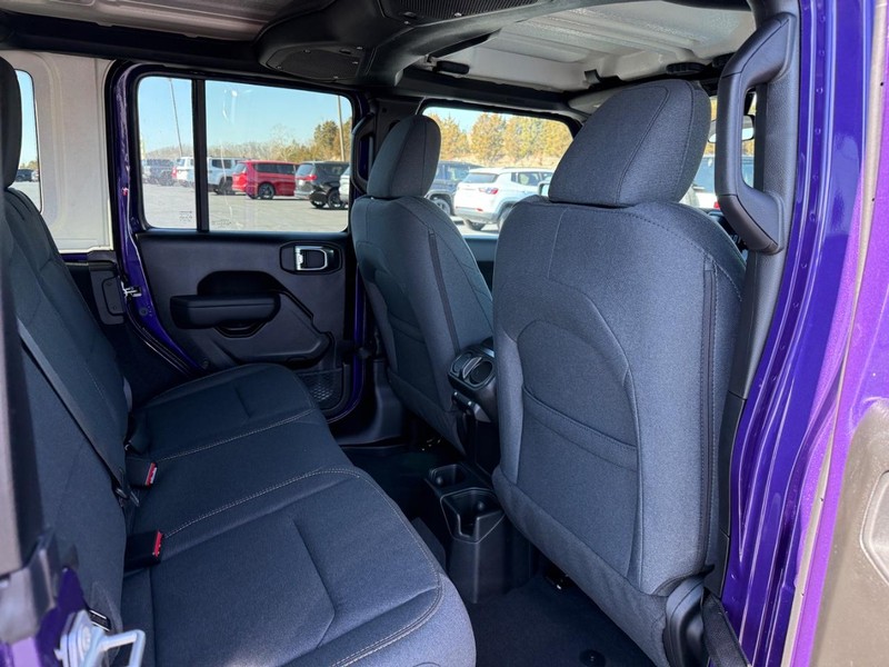 Jeep Wrangler Vehicle Full-screen Gallery Image 5