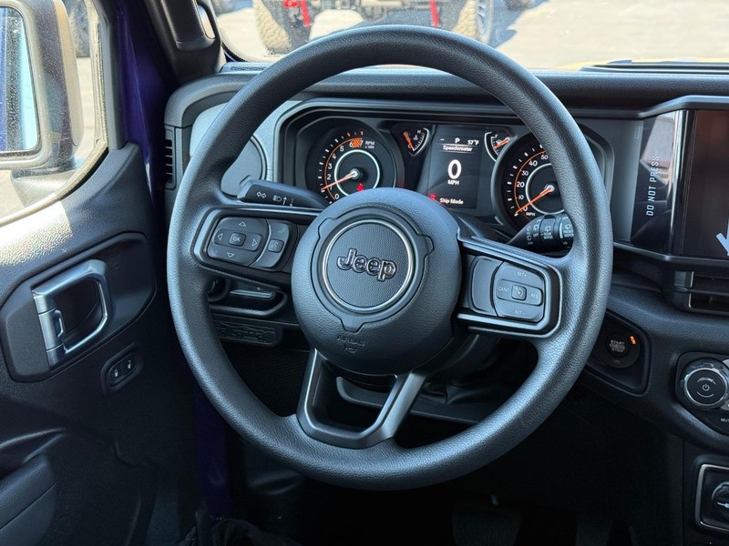 Jeep Wrangler Vehicle Full-screen Gallery Image 7