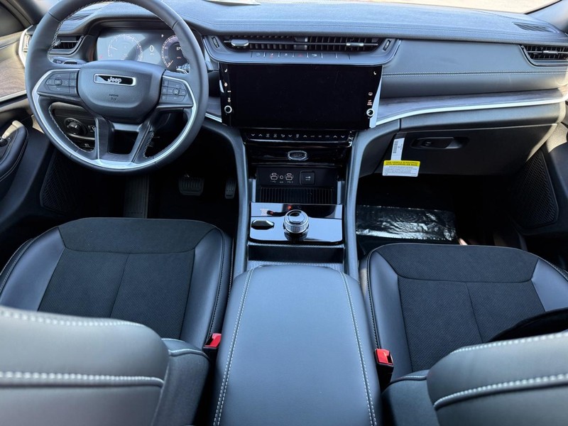 Jeep Grand Cherokee Vehicle Full-screen Gallery Image 6