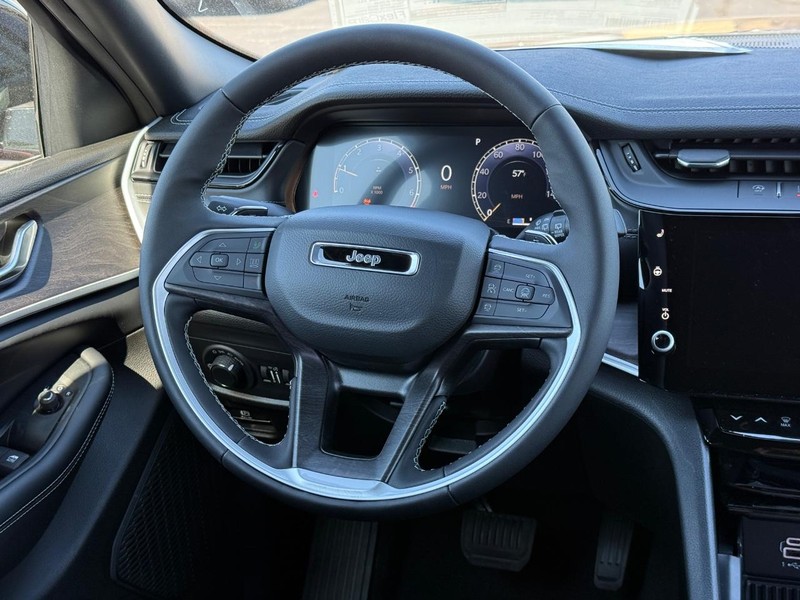 Jeep Grand Cherokee Vehicle Full-screen Gallery Image 7