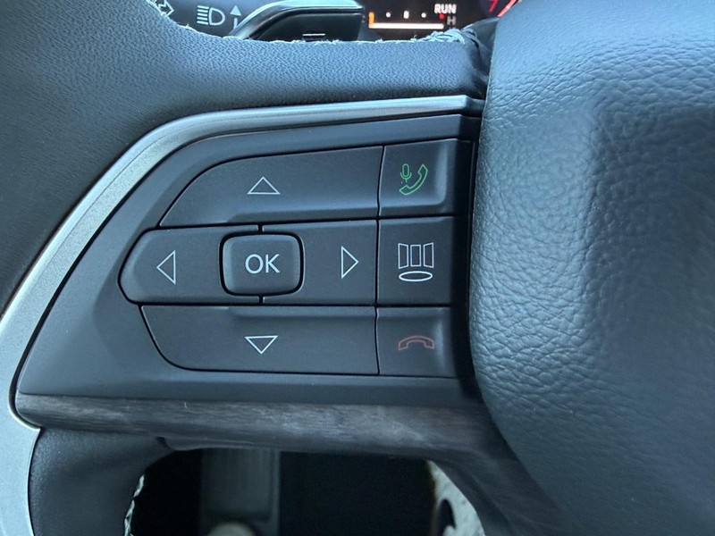 Jeep Grand Cherokee Vehicle Full-screen Gallery Image 11