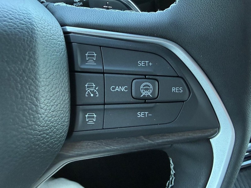 Jeep Grand Cherokee Vehicle Full-screen Gallery Image 12