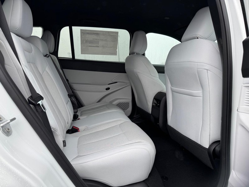 Jeep Cherokee Vehicle Full-screen Gallery Image 6