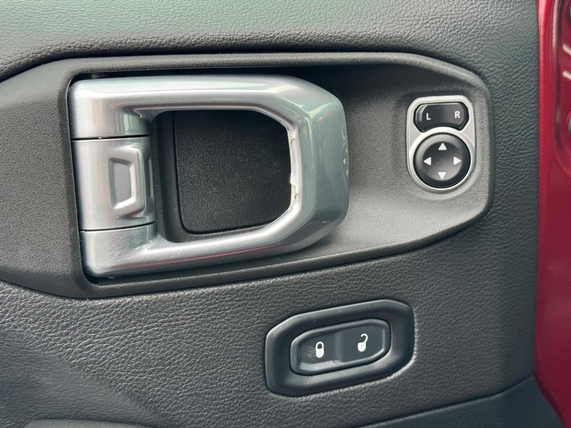 Jeep Wrangler Vehicle Full-screen Gallery Image 15