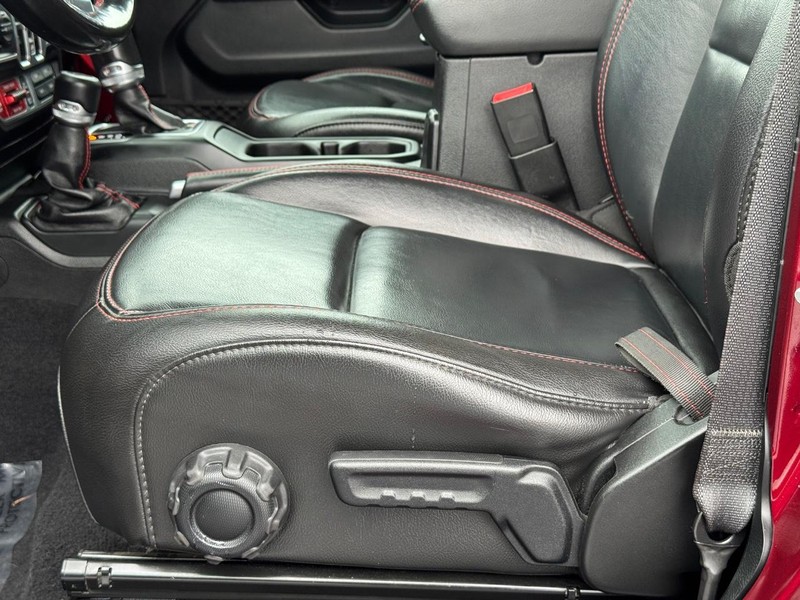 Jeep Wrangler Vehicle Full-screen Gallery Image 16