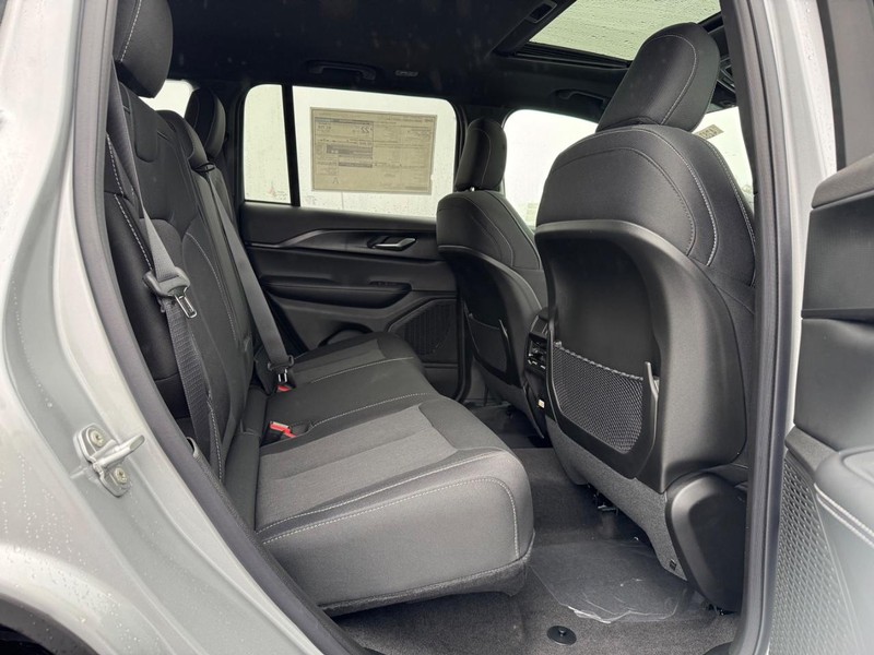 Jeep Grand Cherokee Vehicle Full-screen Gallery Image 6