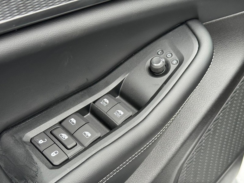 Jeep Grand Cherokee Vehicle Full-screen Gallery Image 10