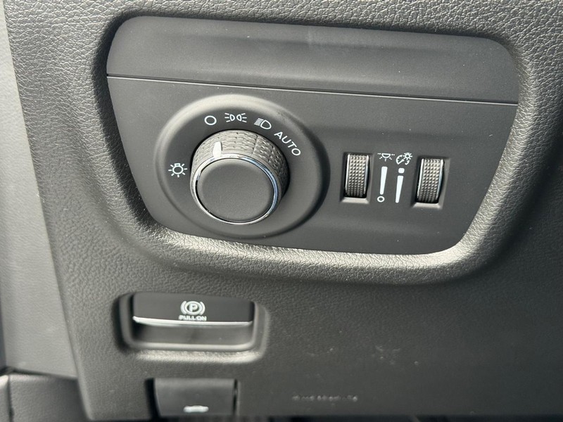 Jeep Grand Cherokee Vehicle Full-screen Gallery Image 12