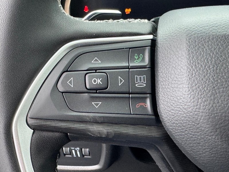 Jeep Grand Cherokee Vehicle Full-screen Gallery Image 13